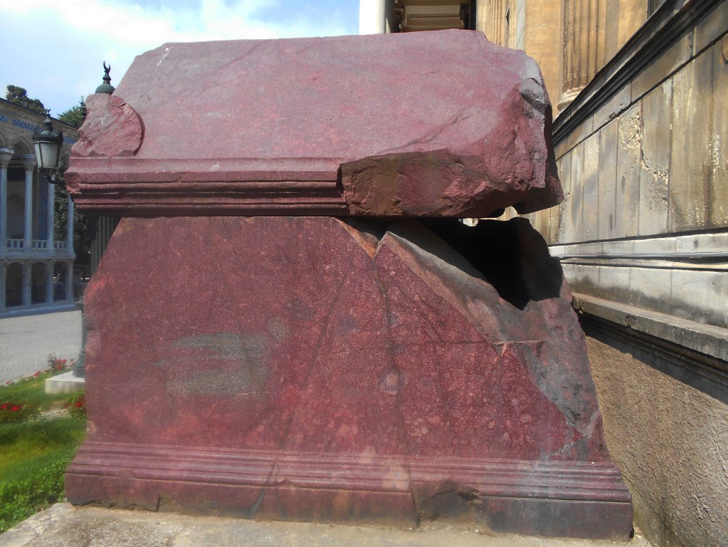 sarcophagus-broken