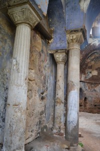 Column arrangement in the narthex