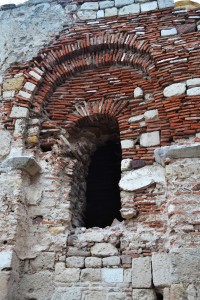 Regular brickwork interspersed with random stones 