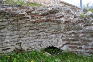 Top of arch, hinting at what may remain in case an excavation is ever authorised