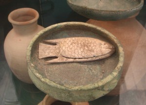 mermaid-funeral fig 8: Bowl and Cosmetic Box, Tel Es Sa'idiyeh. 1300 BCE